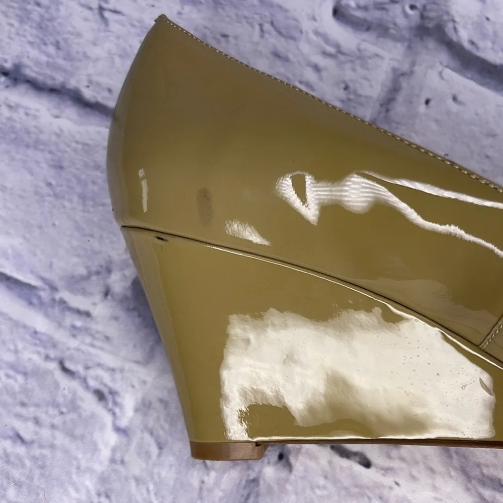 KATE SPADE New York Metro natural Patent Leather 9 M Pyramid 3 in. Wedges